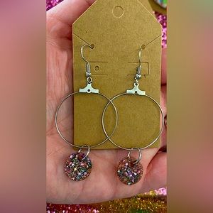Dangle hoop with a resin art piece